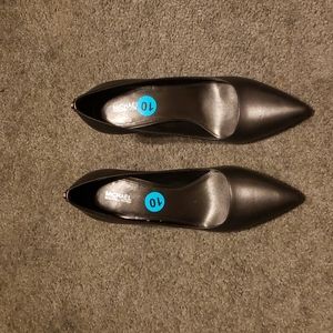 Versatile black leather pumps